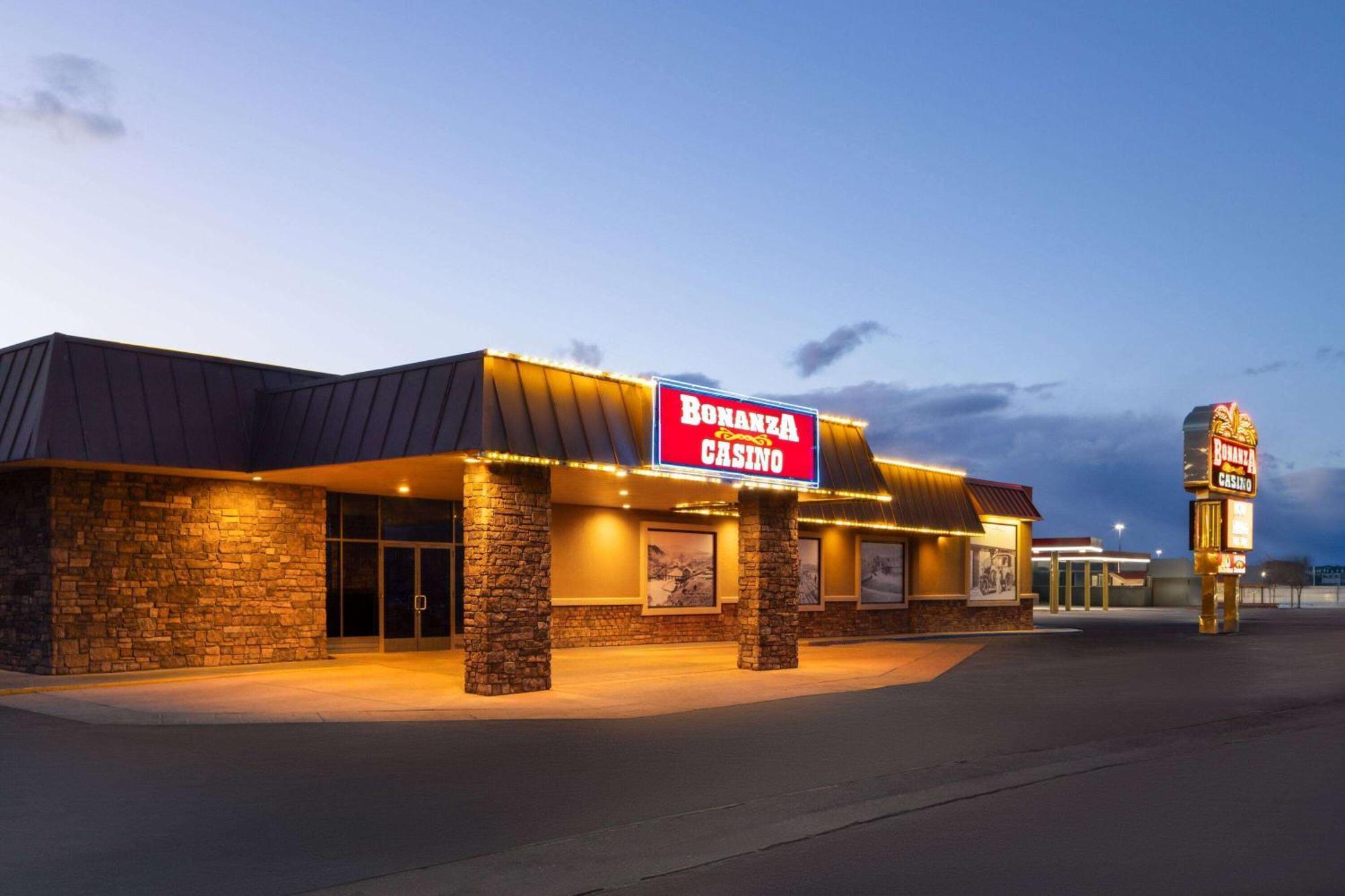 Super 8 By Wyndham Fallon Exteriör bild